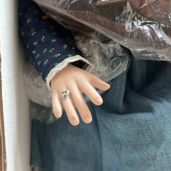 Connie Johnston 'Savannah' Doll - Hamilton Collection - Picture 6 of 11